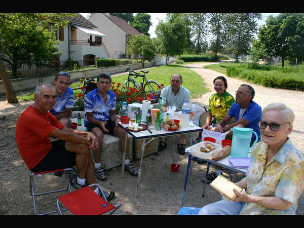 fichier 20050529_160300_sh_michel_medina_pascal_lometti_jean-pierre_ratabouil_bernard_faivre_martine_medina_lucien_claudepierre_eliane_jaccon_pique-nique-0.jpg