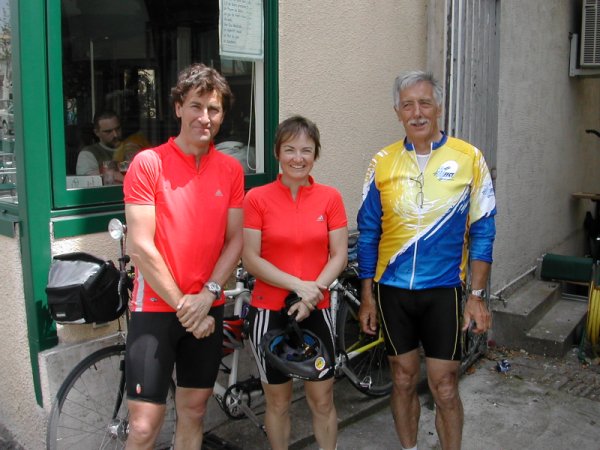 fichier 20060504_1406_003bp_alain_schauber_francine_schauber_bernard_lescude_apres_cassoulet-0.jpg