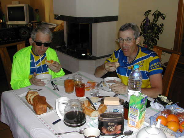 fichier 20060529_0742_hm_tandem_rene_devinant_jean-louis_borach_repas_bl-0.jpg