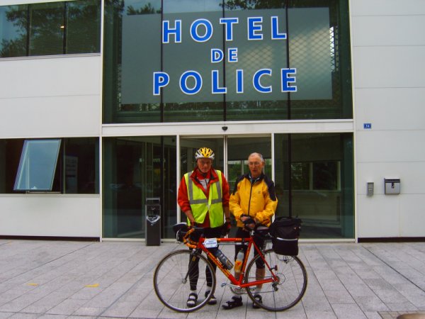 fichier 20060622_1330_bs_jacky_moel_yves_herviou_devant_police_jh-0.jpg